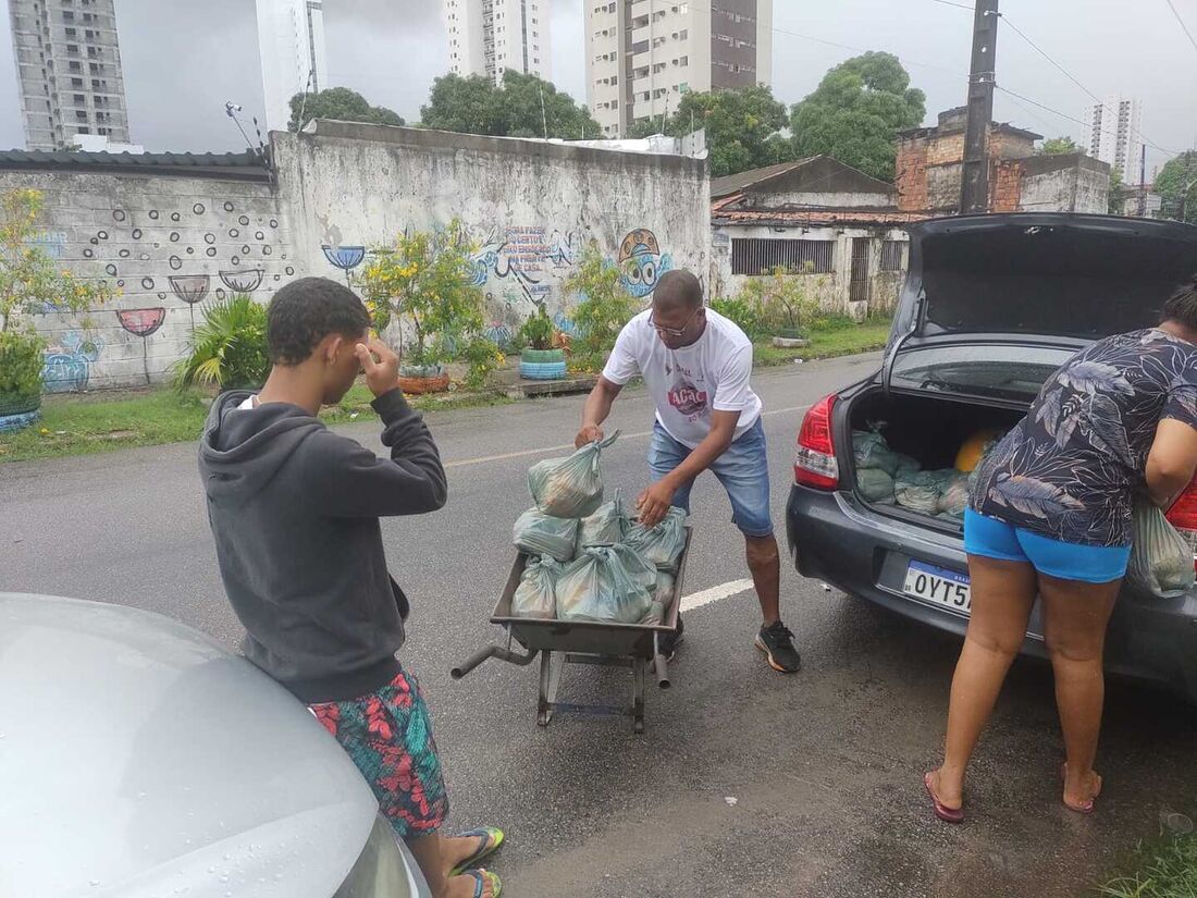 Ação da campanha Natal Sem Fome na comunidade do Caranguejo Tabaiares, no Recife