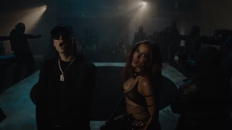 Peso Pluma e Anitta, em cena do clipe 'BELLAKEO' 