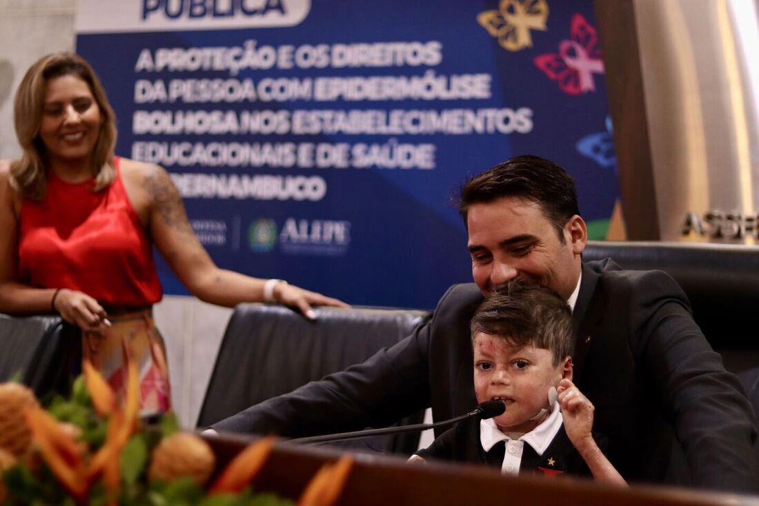 Guilherme Granda, sua mãe Tayane Granda e Deputado Estadual João Paulo Costa