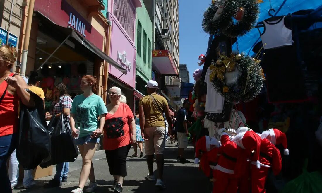 Pesquisa de intenção de compras mostra que 60,5% pretende gastar entre R$ 150 e R$450