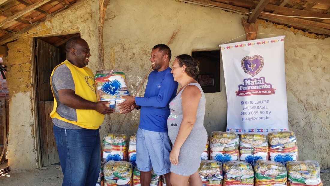 Família recebe cesta de alimento da LBV