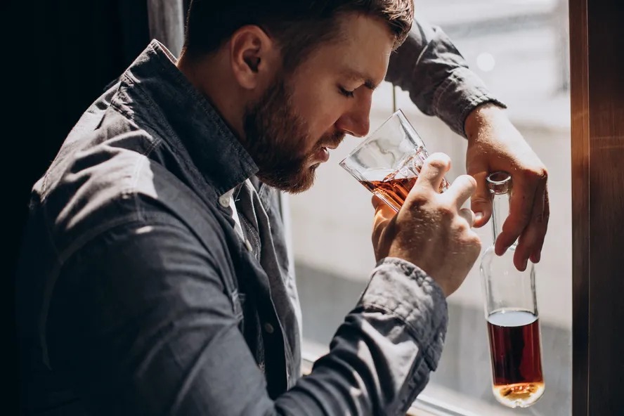 Homem tomando bebida alcoólica 