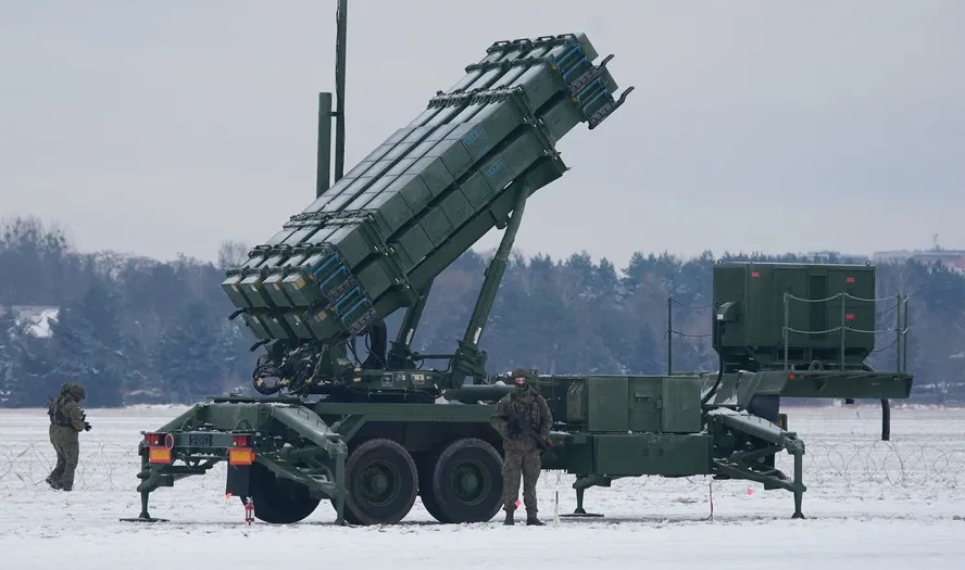 Sistema de defesa aéreo Patriot, de fabricação americana, durante exercício militar na Polônia 