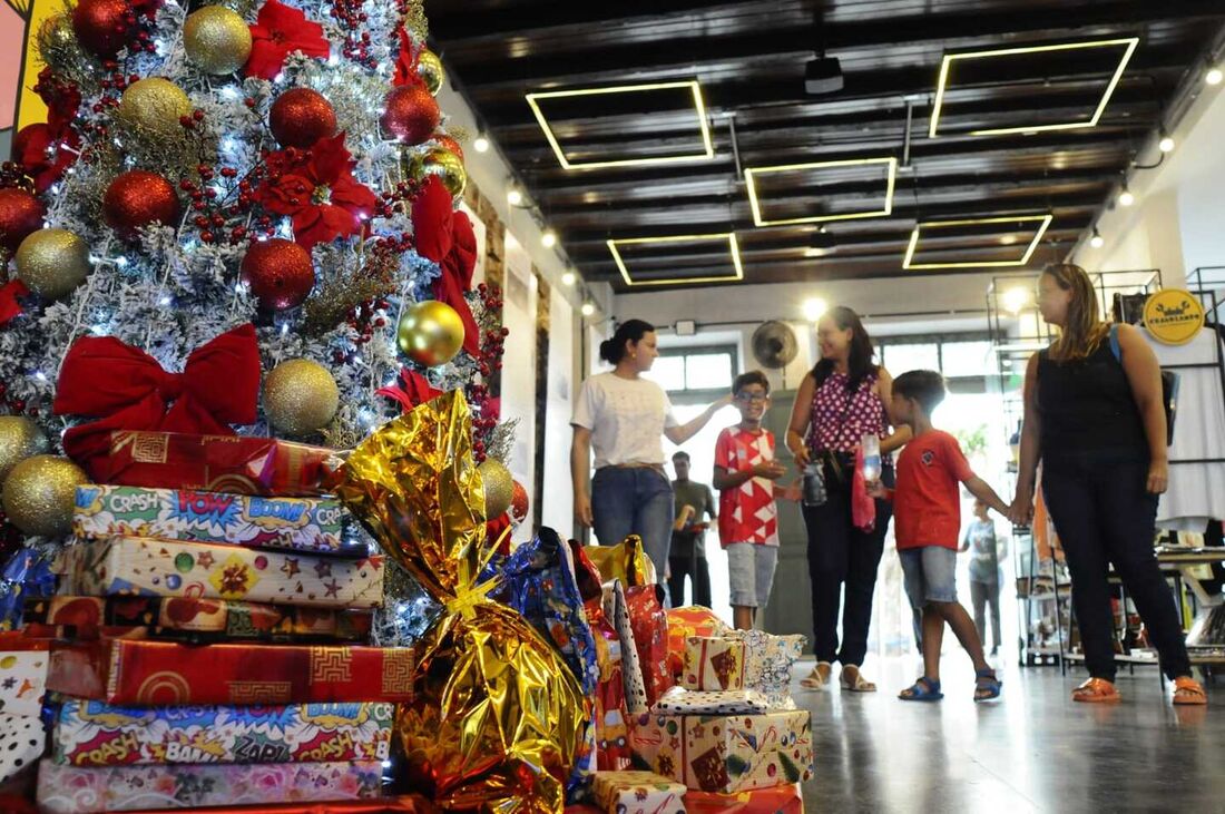 Árvore de Natal da Casa Zero, com brinquedos frutos de doações