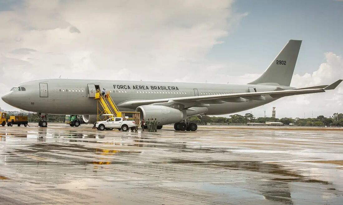 Segundo a Força Aérea Brasileira (FAB), 30 pessoas embarcaram em um avião KC-30 da FAB