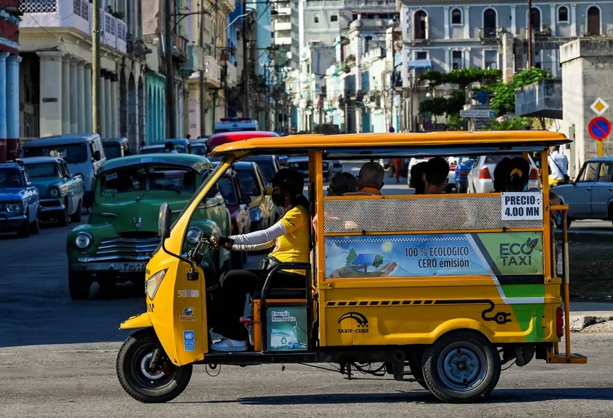 As fortes chuvas que assolaram Havana e outras cidades do oeste de Cuba desde sexta-feira (22) provocaram a evacuação de centenas de pessoas