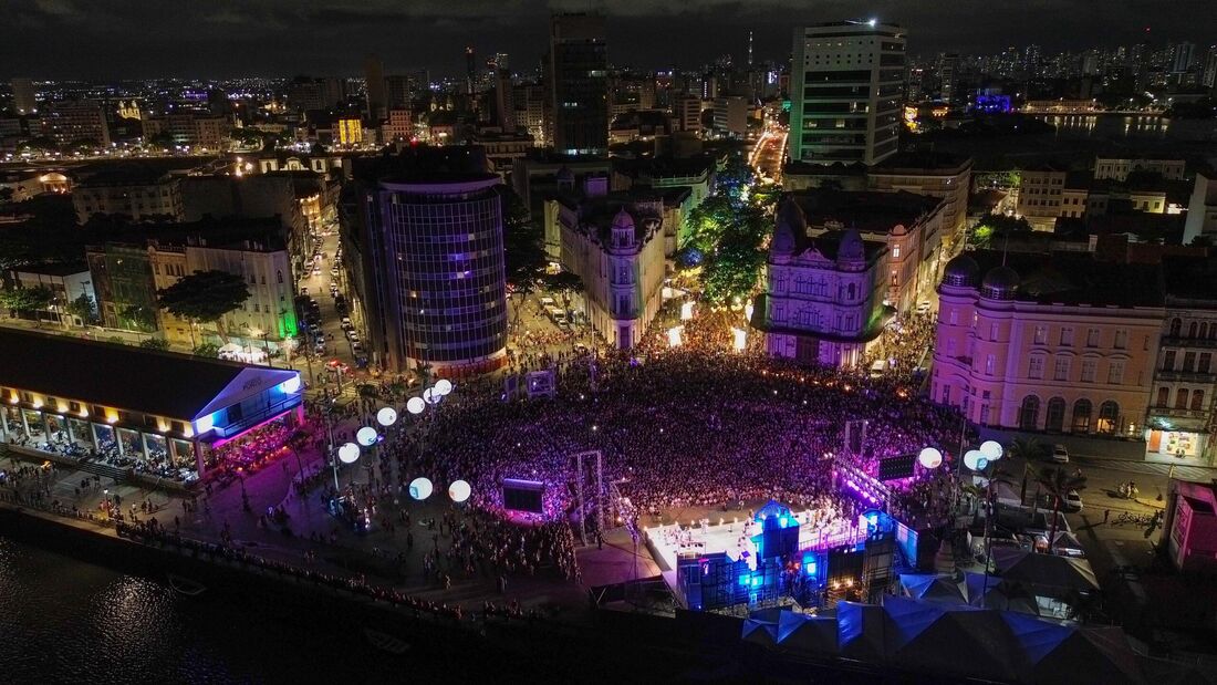 A Praça do MArco Zero ficou lotada para assistir ao Baile do Menino Deus, nesta segunda (25)