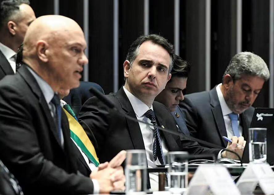 Moraes, Pacheco e Lira querem fixar regras para o uso de ferramentas de IA antes das eleições de outubro; um projeto tramita no Senado 