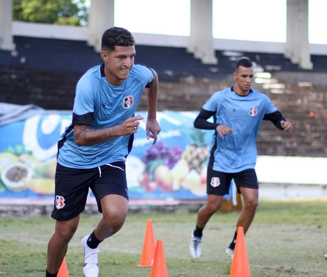 Matheus Matias, durante treinamento no Estádio do Arruda, no Recife