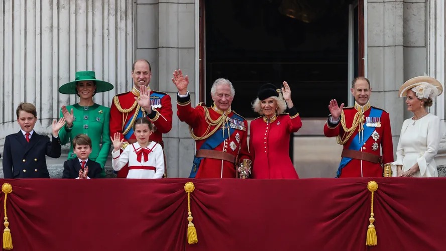 O rei Charles III fez a tradicional inspeção das tropas neste sábado, em Londres 