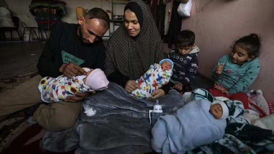 Deslocada pela guerra em Gaza, Iman al-Masry com o marido Ammar e seus filhos, incluindo três dos quatro bebês nascidos prematuramente no território devastado pela guerra 