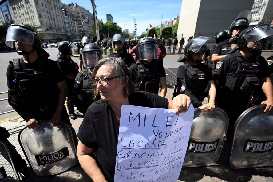 Mulher segura cartaz durante protesto em Buenos Aires 