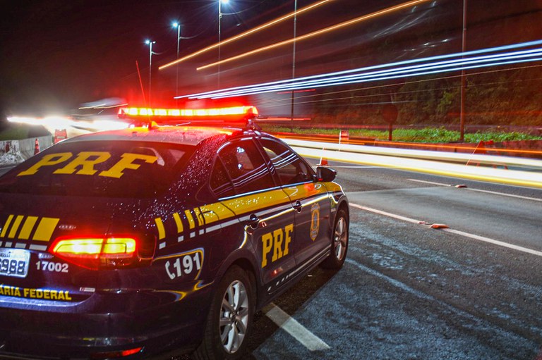 Viatura da Polícia Rodoviária Federal durante operação nas estradas