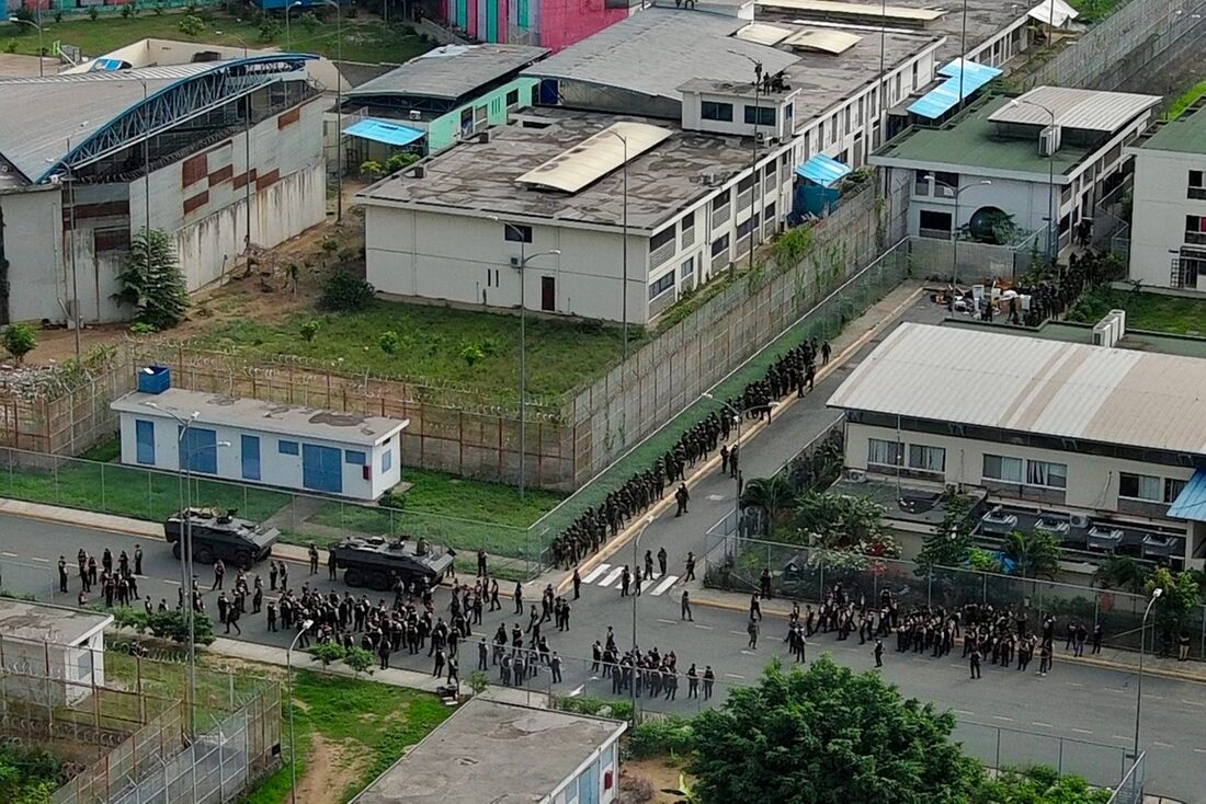 Forças de segurança durante uma operação no complexo penitenciário Regional 8 em Guayaquil, Equador