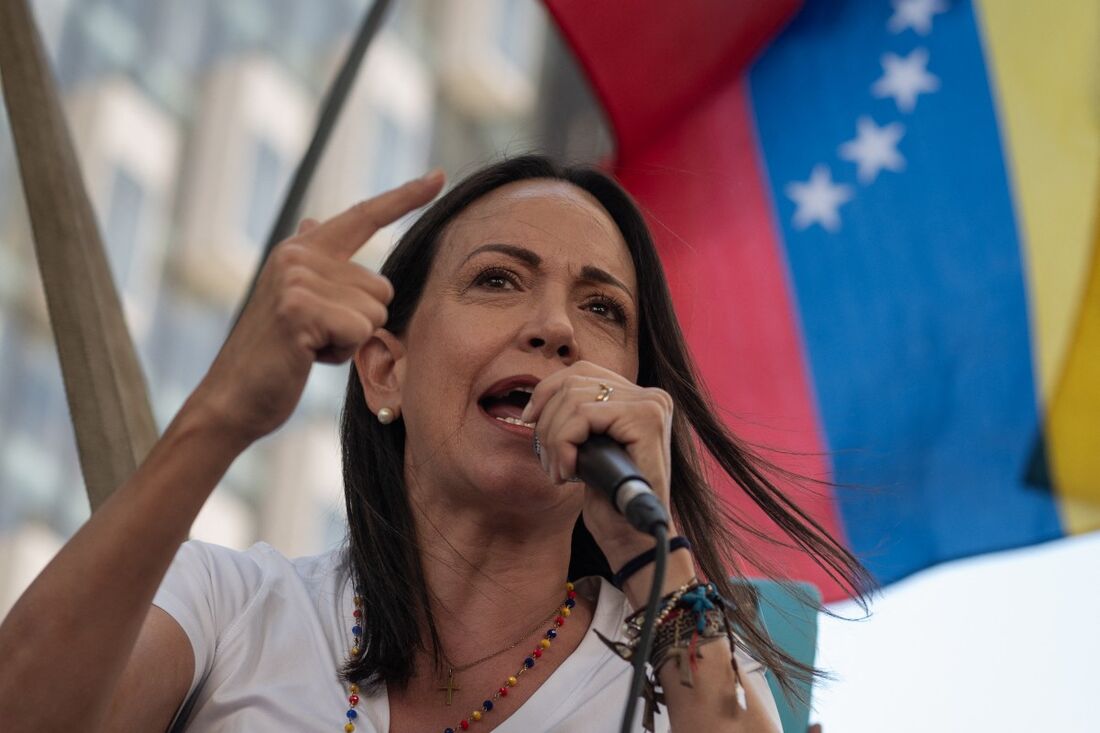 A líder da oposição venezuelana, Maria Corina Machado, fala a apoiadores durante uma manifestação 