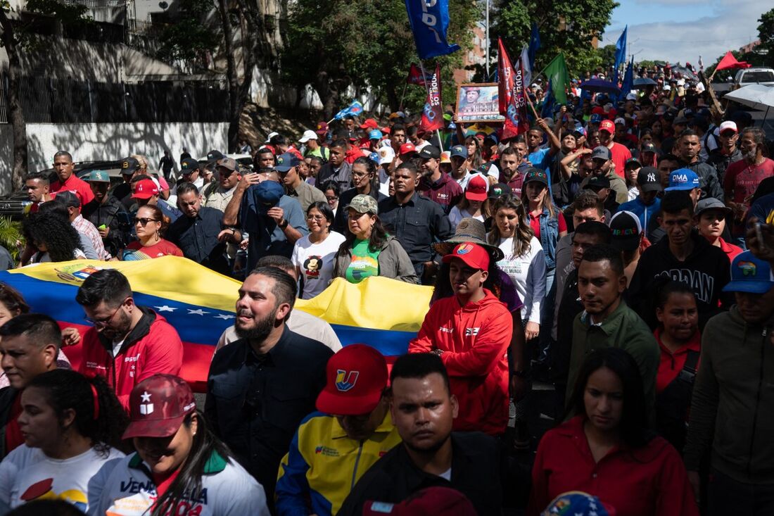 Milhares de militantes chavistas marcharam, nesta terça-feira (23), na Venezuela contra "o golpismo"