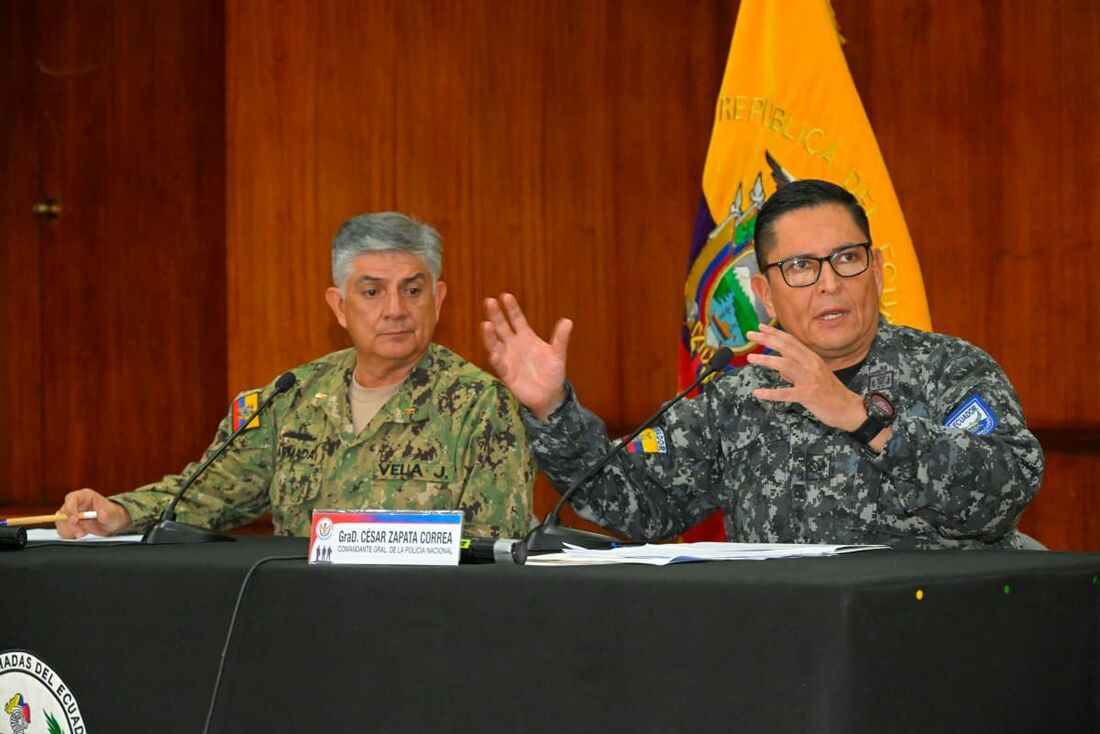 O Comandante Geral da Polícia Cesar Zapata (R) fala ao lado do chefe das Forças Armadas do Equador, Almirante Jaime Vela (E), durante entrevista coletiva em Quito