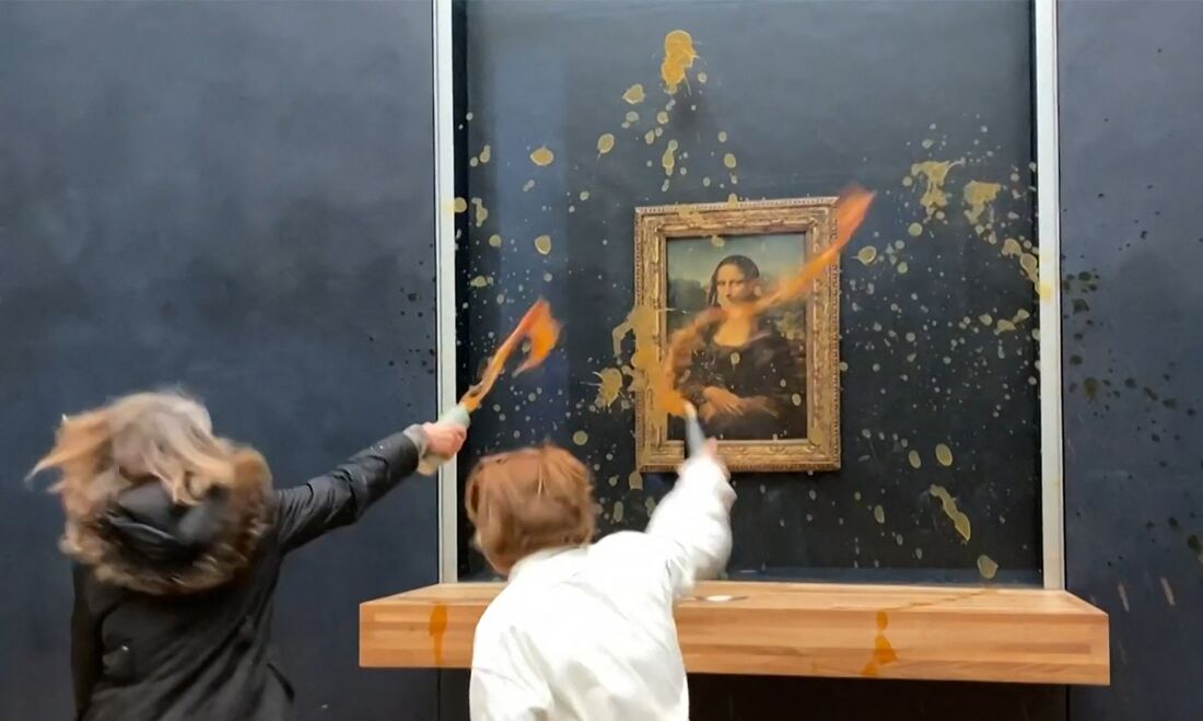 Ativistas ambientais jogam sopa na pintura "Mona Lisa"de Leonardo Da Vinci, no museu do Louvre, em 28 de janeiro 