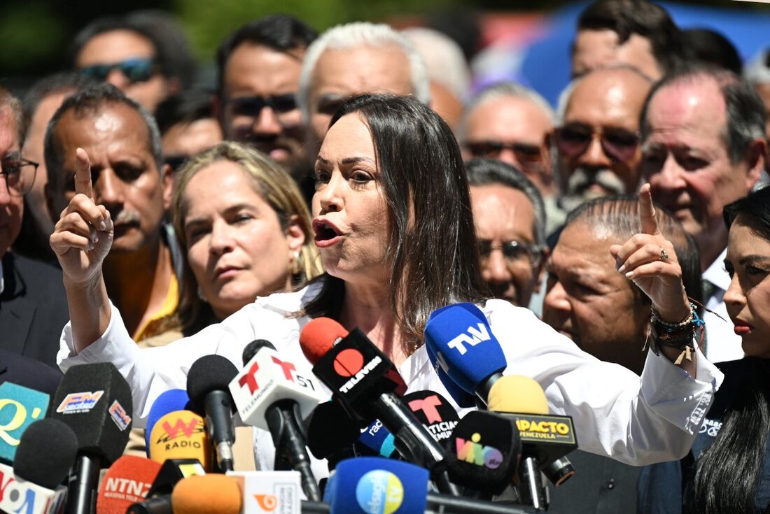 Líder da oposição venezuelana, Maria Corina Machado, fala durante uma conferência de imprensa na sede do seu partido 