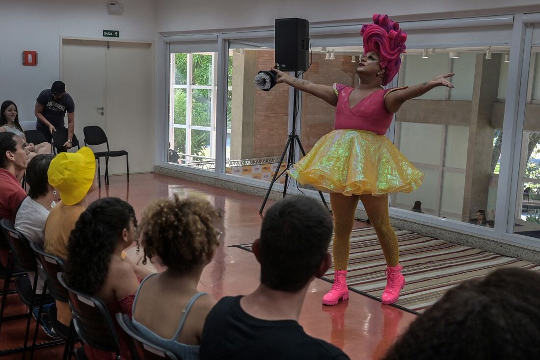 Drag queen brasileira luta contra homofobia contando histórias para crianças