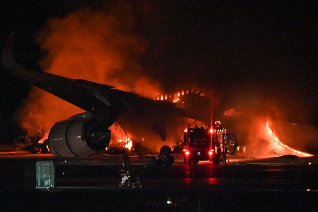 Avião pegou fogo após colidir com aeronave menor, na pista do Aeroporto de Haneda