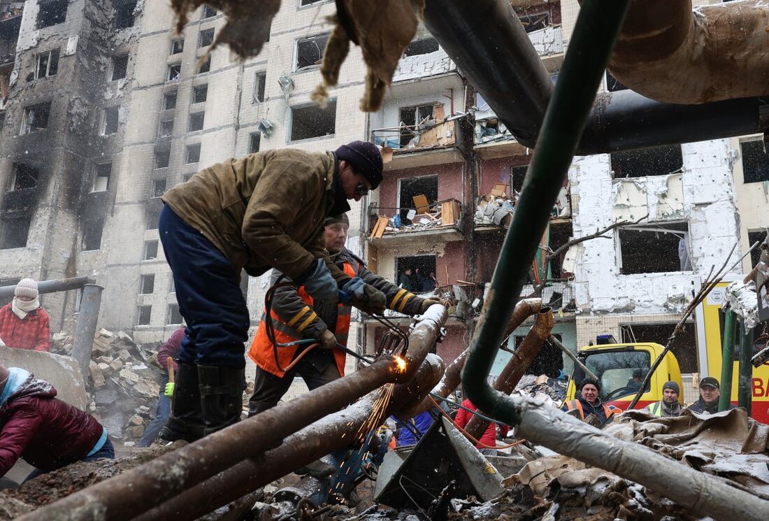 Prédio destruído após um ataque de mísseis russos no centro de Kiev