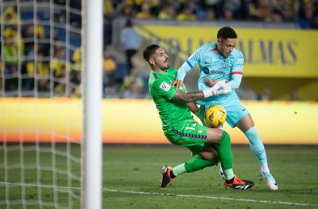 Vitor Roque fez seu primeiro jogo com a camisa do Barcelona