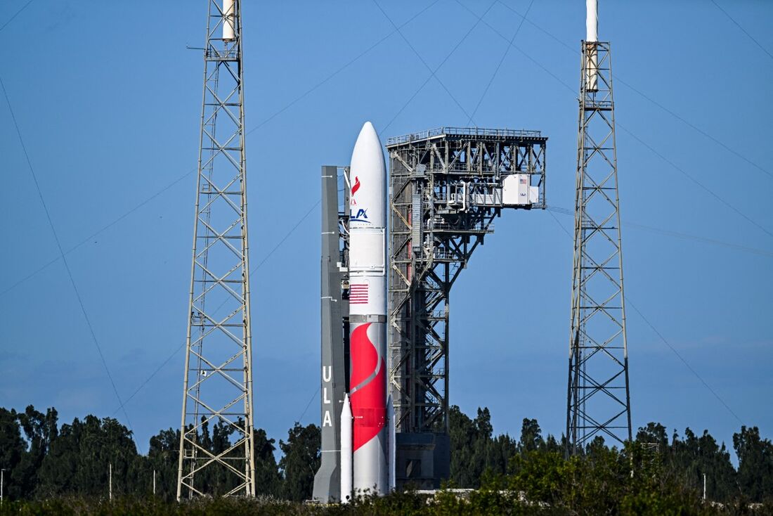 Foguete Vulcan Centaur da United Launch Alliance (ULA) é transportado para a plataforma de lançamento