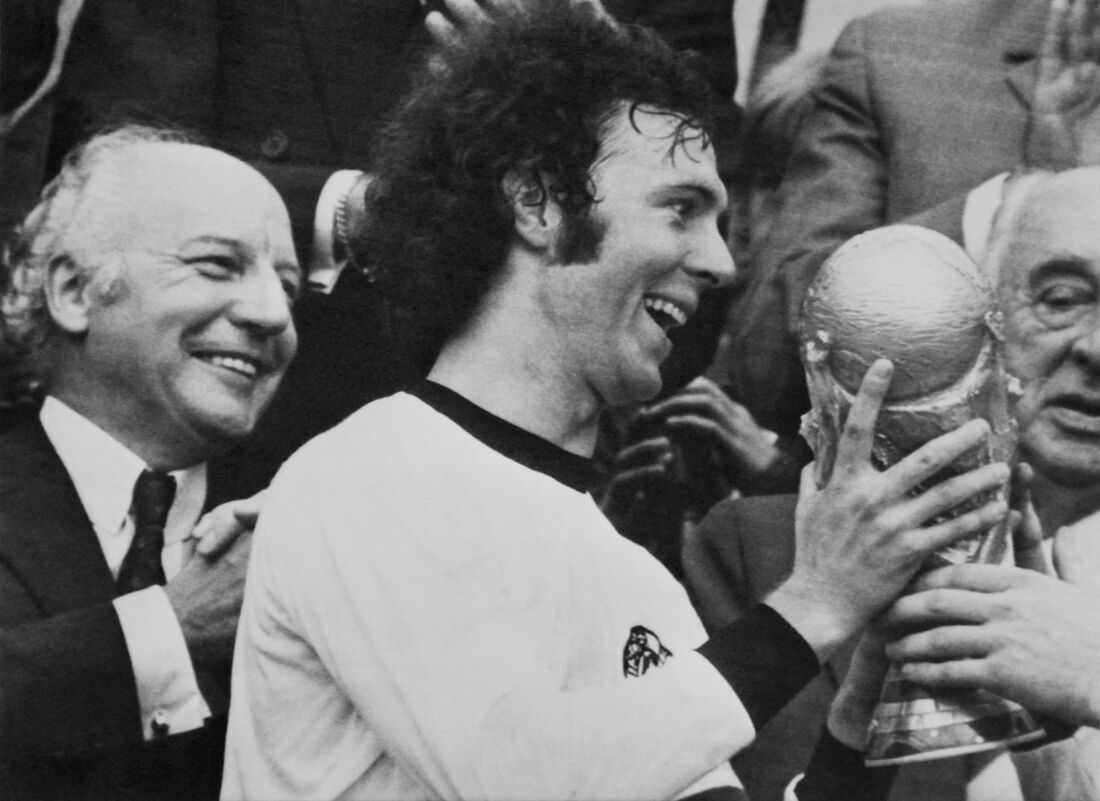 Beckenbauer com a taça da Copa do Mundo de 1974