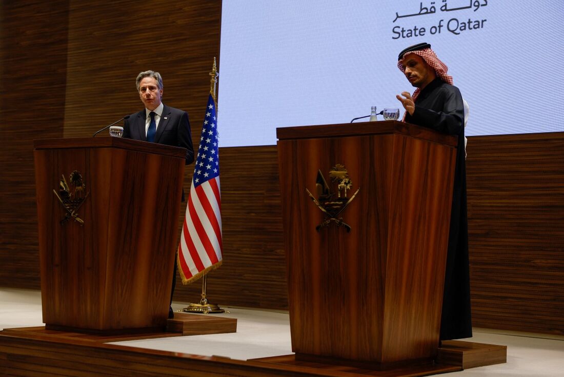 O primeiro-ministro e ministro das Relações Exteriores do Catar, Sheikh Mohammed bin Abdulrahman al-Thani (R), e o secretário de Estado dos EUA, Antony Blinken, dão uma entrevista coletiva após uma reunião em Doha