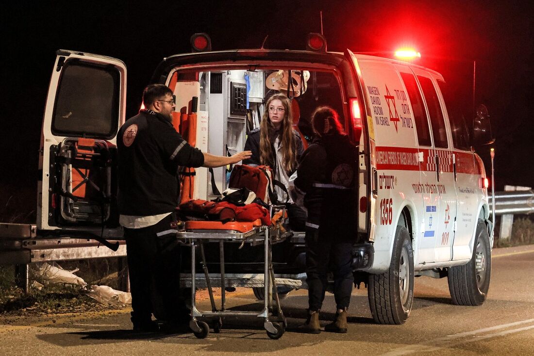 Ambulância é posicionada no local de um suposto ataque perto do assentamento israelense de Givat Zeev, entre Jerusalém e Ramallah, na Cisjordânia