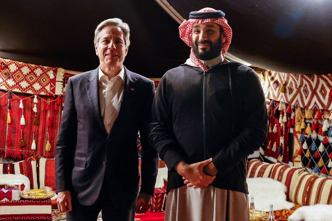 O secretário de Estado dos EUA, Antony Blinken, com o príncipe herdeiro saudita Mohammed bin Salman em al-Ula 