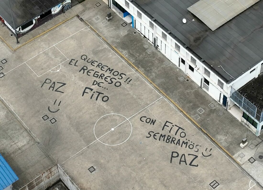 Vista aérea mostrando mensagens sobre a gangue criminosa em Guayaquil, Equador 