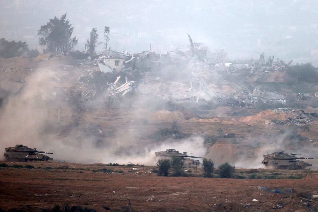 Tanques do exército israelense circulando no centro da Faixa de Gaza