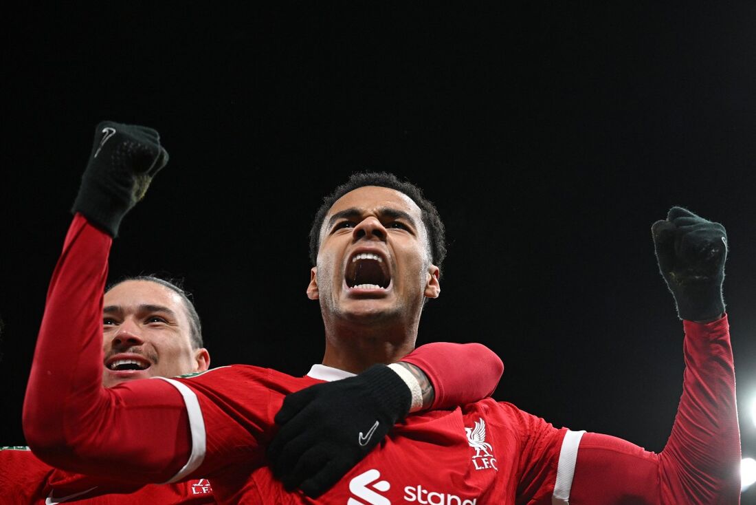 Cody Gakpo celebra o gol da virada dos Reds