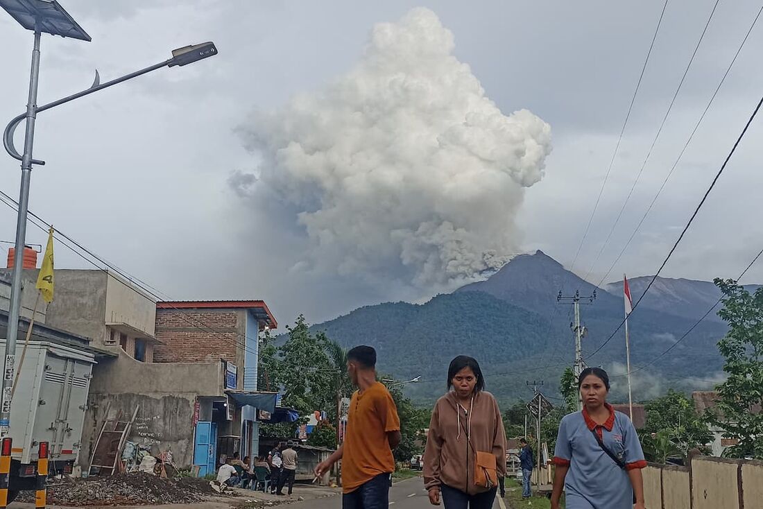 População precisou ser retirada por causa de erupção de vulcão na Indonésia