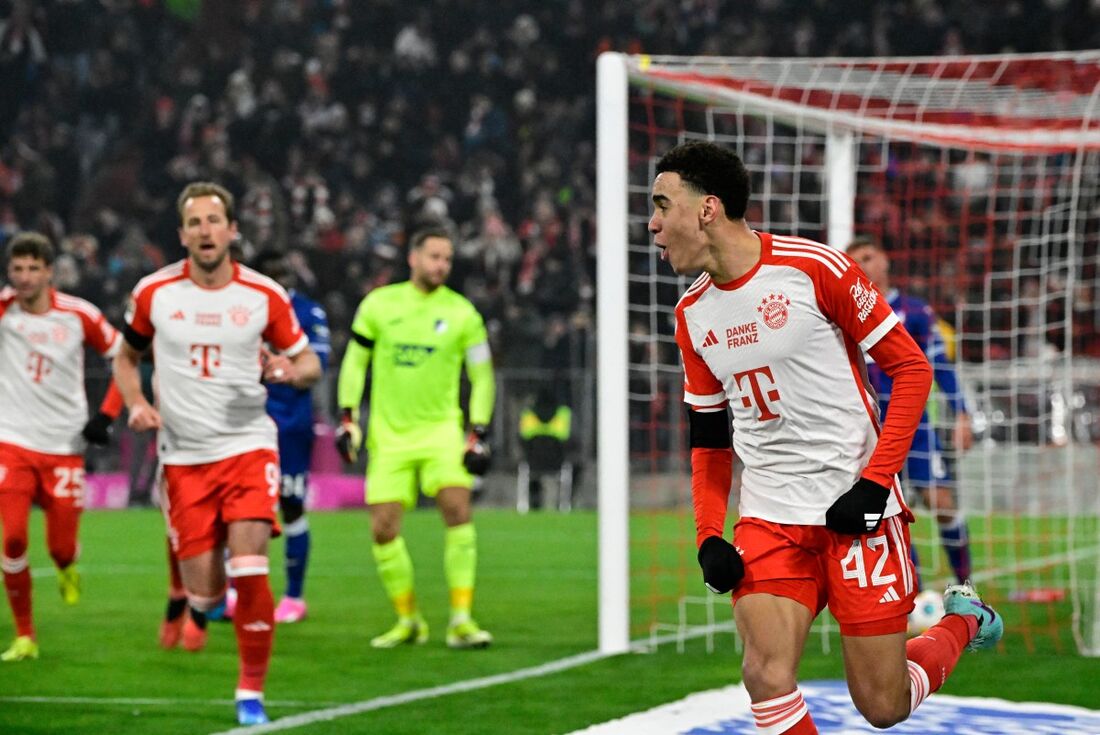 Musiala celebra um de seus gols na vitória do Bayern