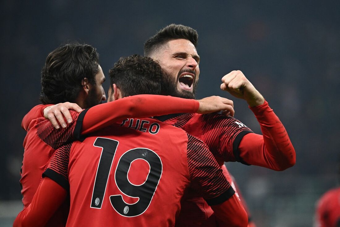 Atletas do Milan celebram um dos gols da vitória sobre a Roma