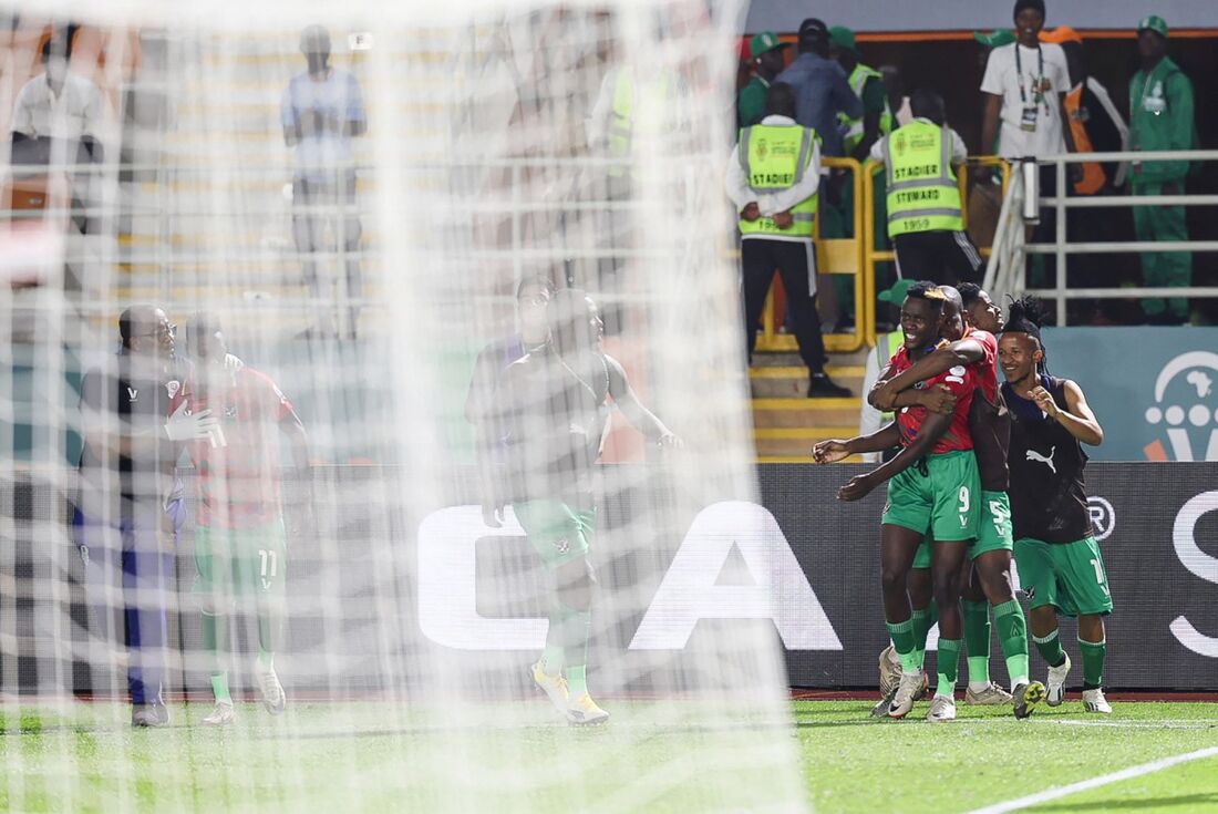 Jogadores da Namíbia celebram o gol da vitória histórica para o país 