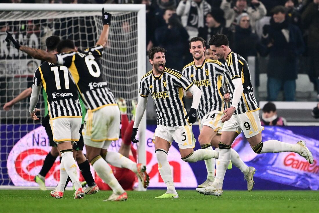 Jogadores da Juve comemoram gol de Vlahovic