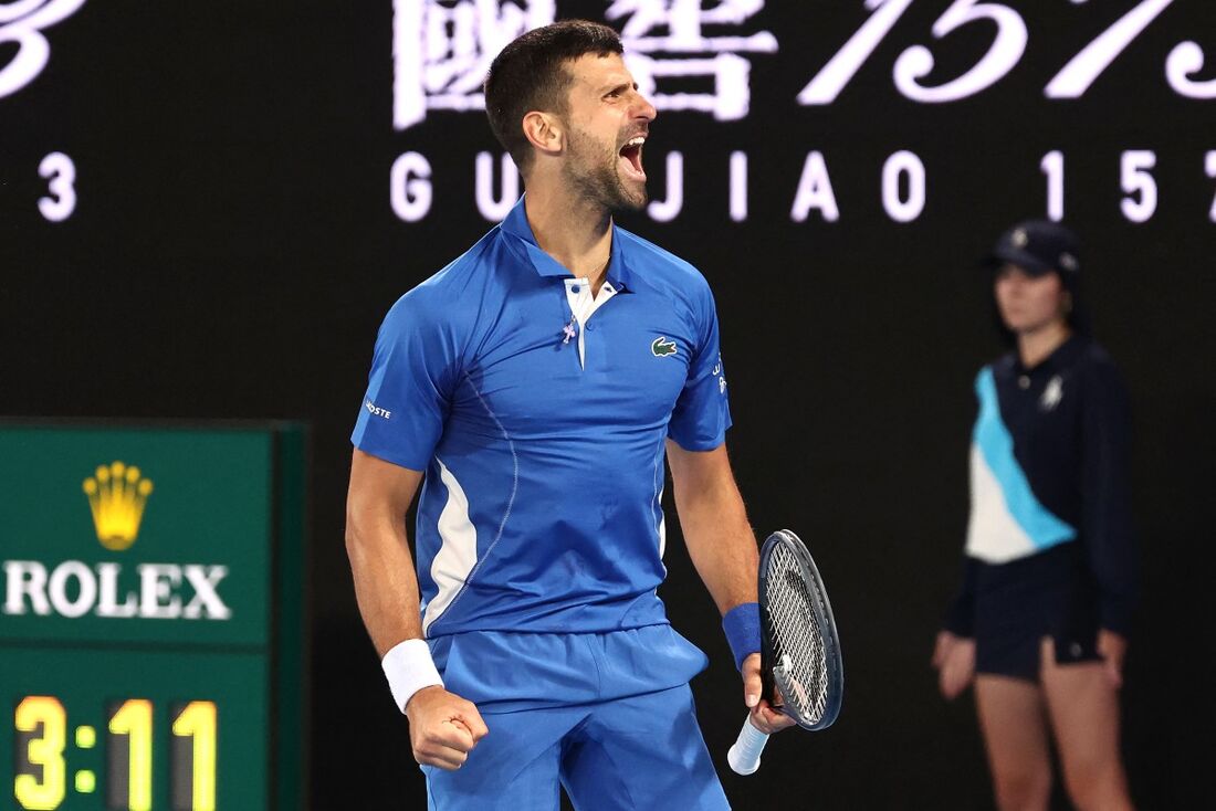 Novak Djokovic comemora vitória sob Alexei Popyrin