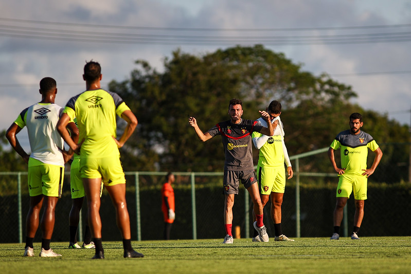 Mariano Soso orienta equipe durante atividade no CT