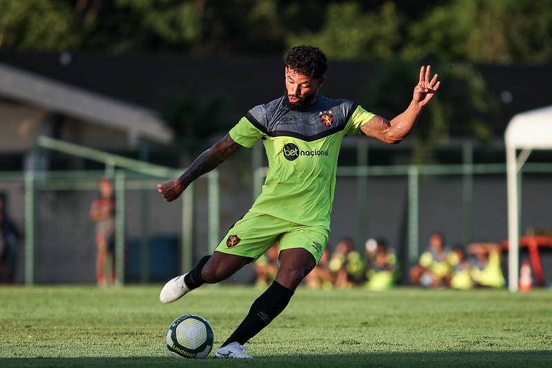 Arthur Caíke, atacante do Sport, durante treino no CT