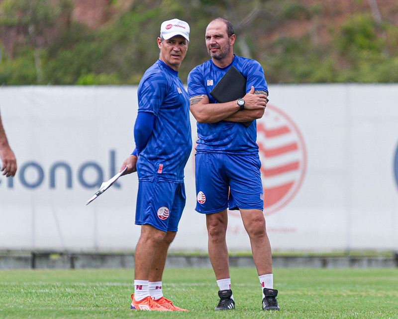 Técnico Allan Aal (sem boné) comanda treino no CT Wilson Campos