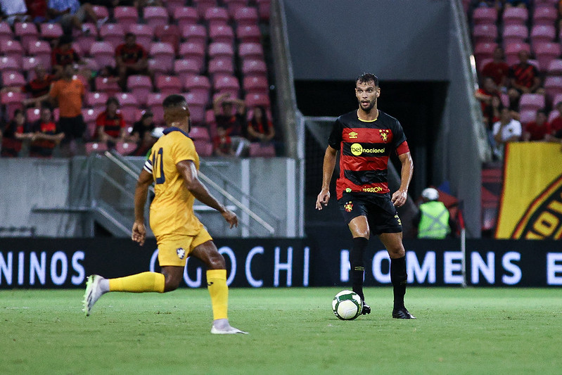 Rafael Thyere em ação contra o Retrô