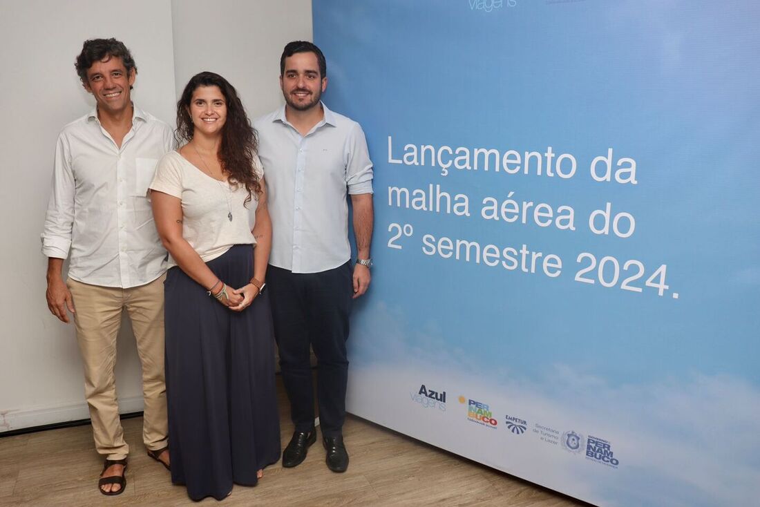 Secretário de Turismo e Lazer, Daniel Coelho, Giulliana Mesquita, Gerente de Produtos da Azul viagens e Eduardo Loyo, presidente EMPETUR.