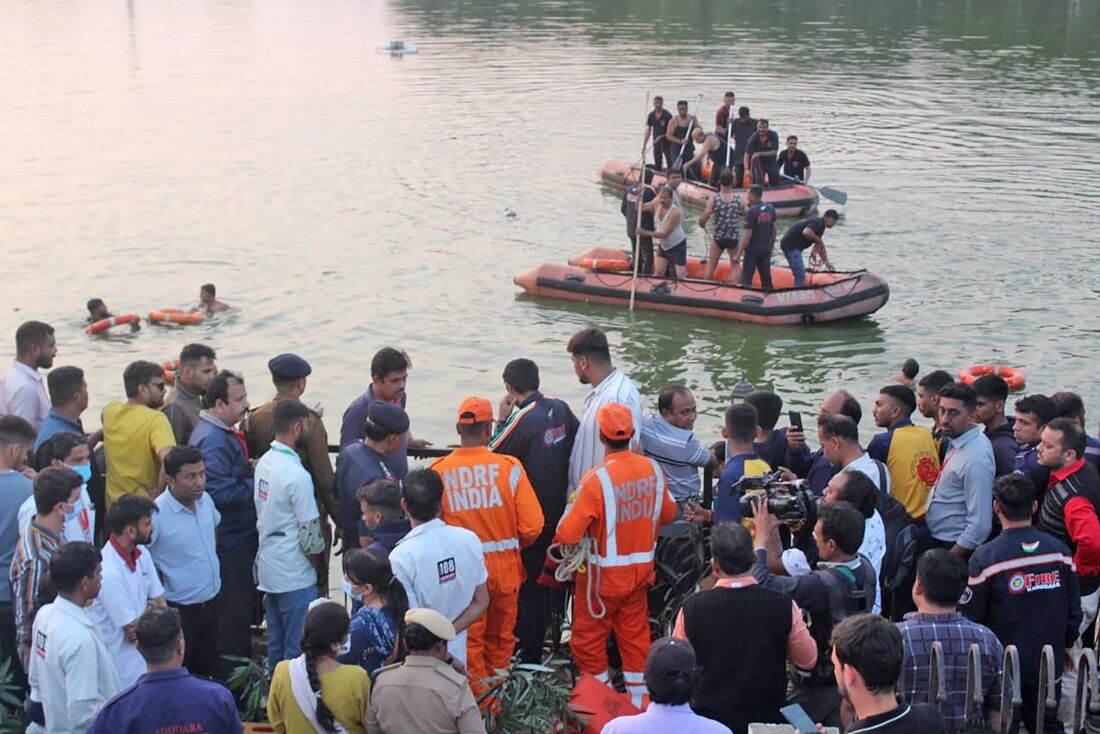 Bombeiros conduzem busca e resgate após um barco virar no Lago Harni, em Vadodara