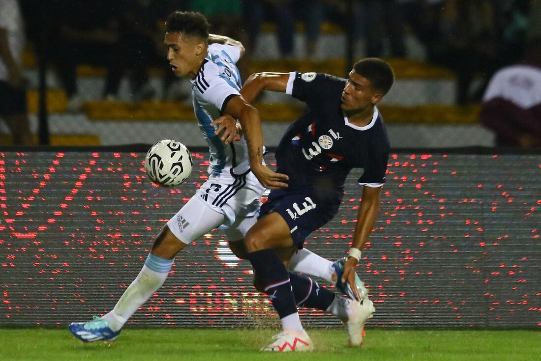 Pablo Solari, da Argentina, e Ronaldo de Jesus, do Paraguai, em disputa de bola