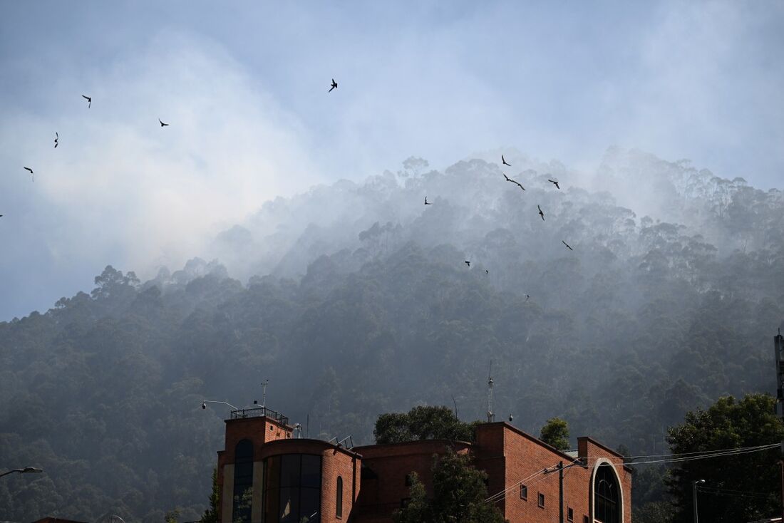 O fogo consome desde a manhã de ontem um setor dos Cerros Orientales