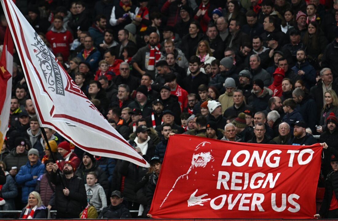 A torcida do Liverpool preparou homenagens ao técnico Jürger Klopp neste domingo (28)